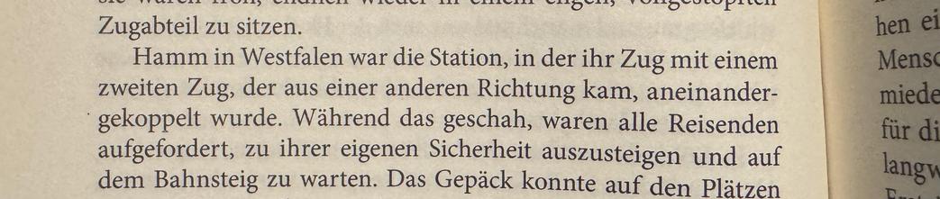 Foto von Buchseite mit folgendem Text:„Hamm in Westfalen war die Station, in der ihr Zug mit einem zweiten Zug, der aus einer anderen Richtung kam, aneinander-gekoppelt wurde. Während das geschah, waren alle Reisenden autgefordert, zu ihrer eigenen Sicherheit auszusteigen und auf dem Bahnsteig zu warten.“