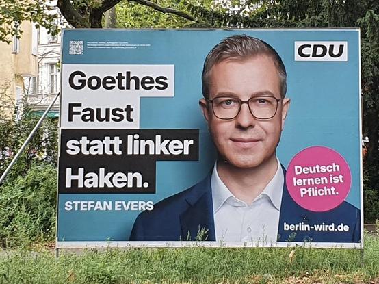 Großes Plakat von Stefan Evers, CDU mit

Goethes Faust
statt linker Haken.

Deutsch lernen ist Pflicht.
berlin-wird.de